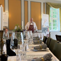 Firma Vinsmagning og Tapas i det rustikke Odd fellow Pal� i Roskilde