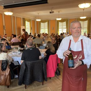 Firma Vinsmagning og Tapas i det rustikke Odd fellow Pal� i Roskilde