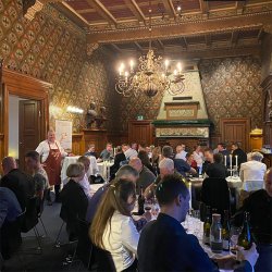 Firma Vinsmagning og Tapas i den gamle byr�dssal i Roskilde