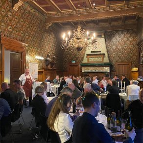 Vinsmagning & Tapas i den gamle byrdssal i Roskilde